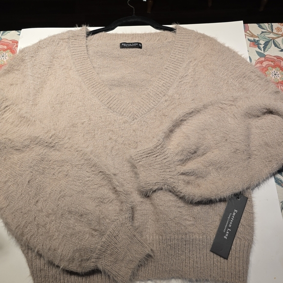 Exquisite Beige V-Neck Sweater by Emerson Lang XL - Picture 1 of 7